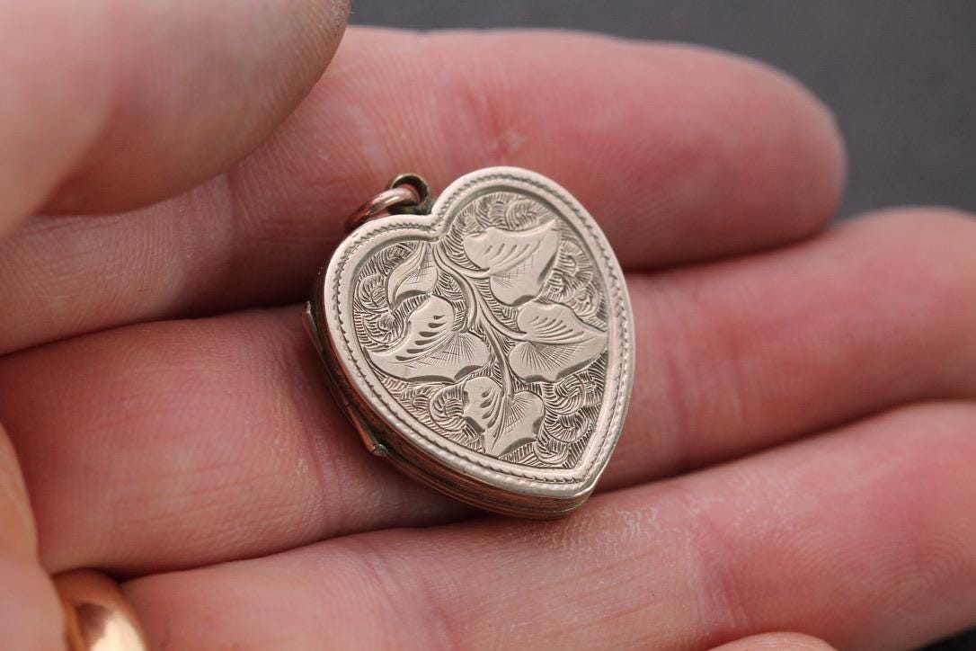 Antique 9ct Gold Ivy Chased Heart Locket