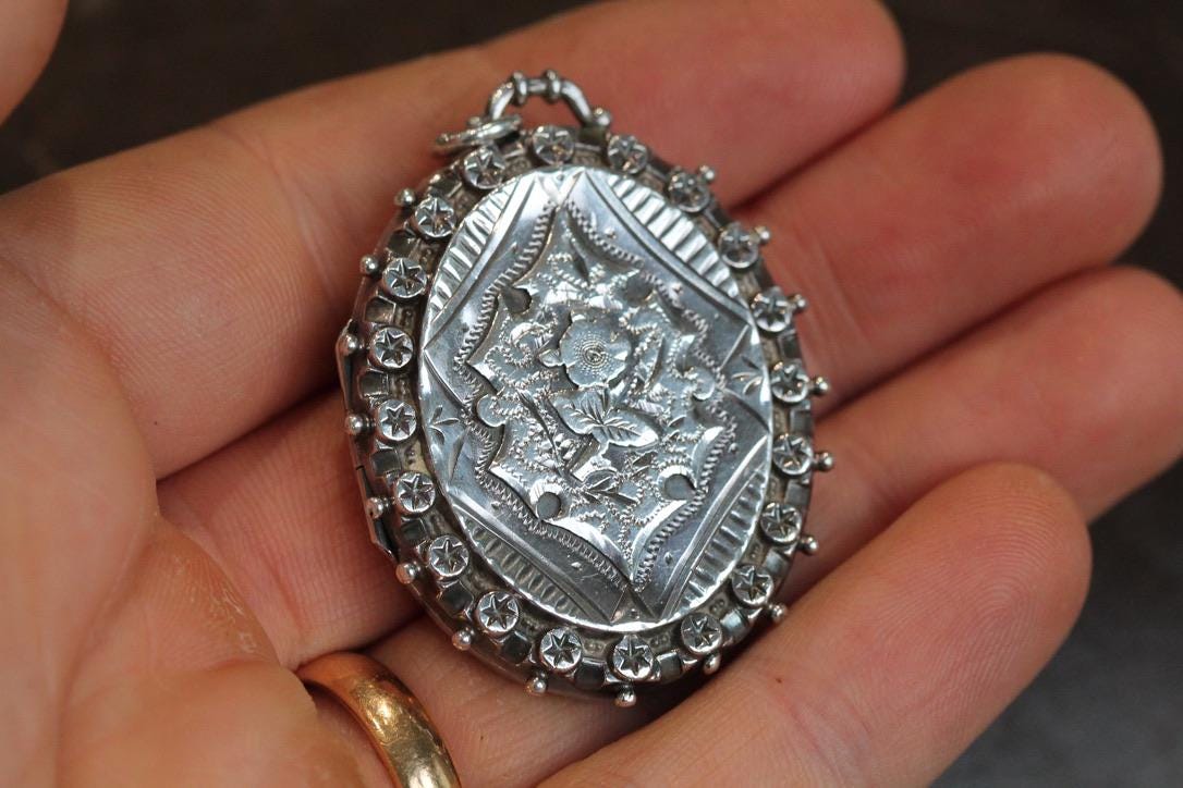Antique-Sterling-Silver-Floral-Rose-&-Star-Decorative-Locket,-1887