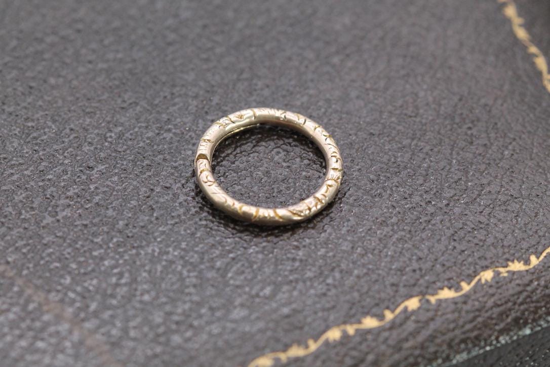 Antique 9ct Yellow Gold Chased Split Ring, 17mm