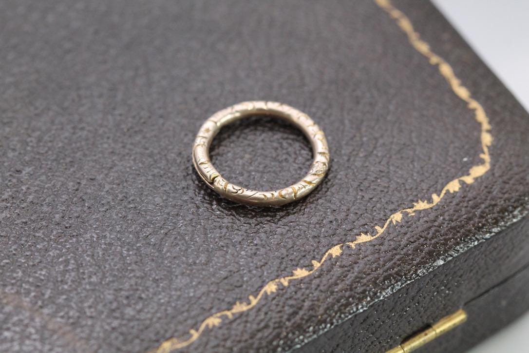 Antique 9ct Yellow Gold Chased Split Ring, 17mm