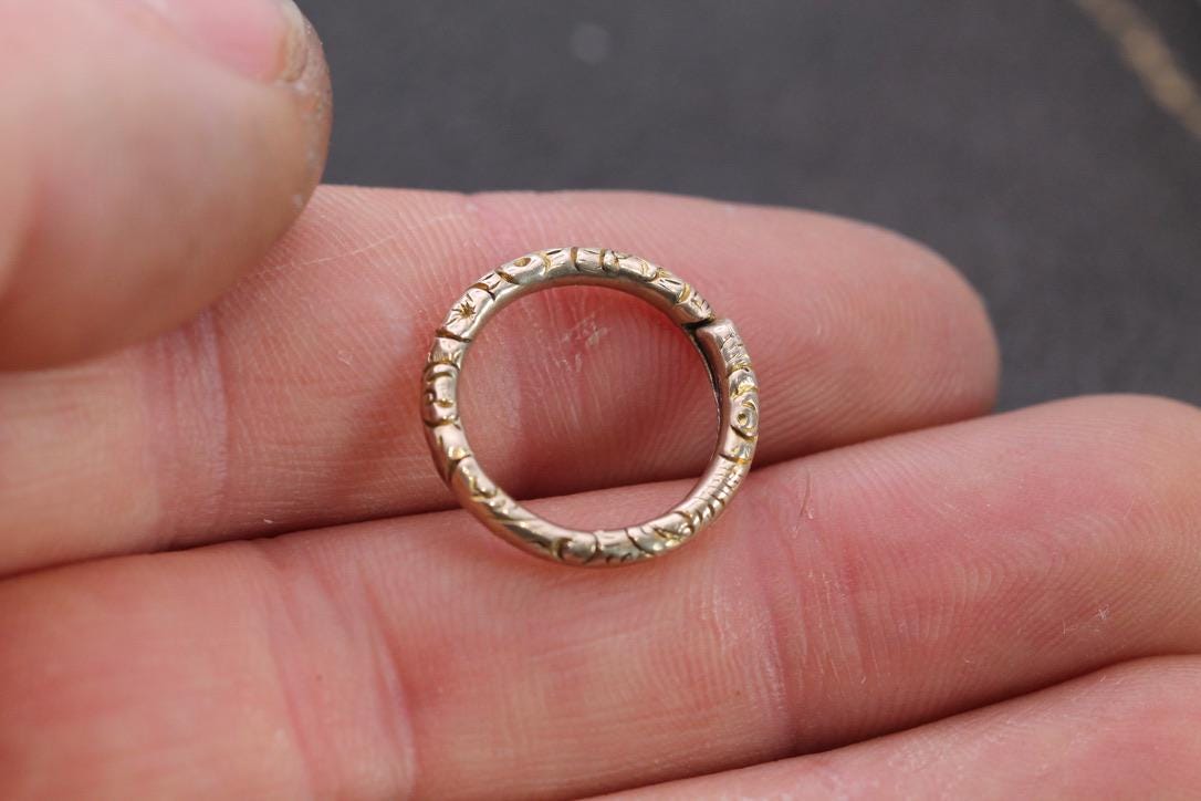 Antique 9ct Yellow Gold Chased Split Ring, 17mm