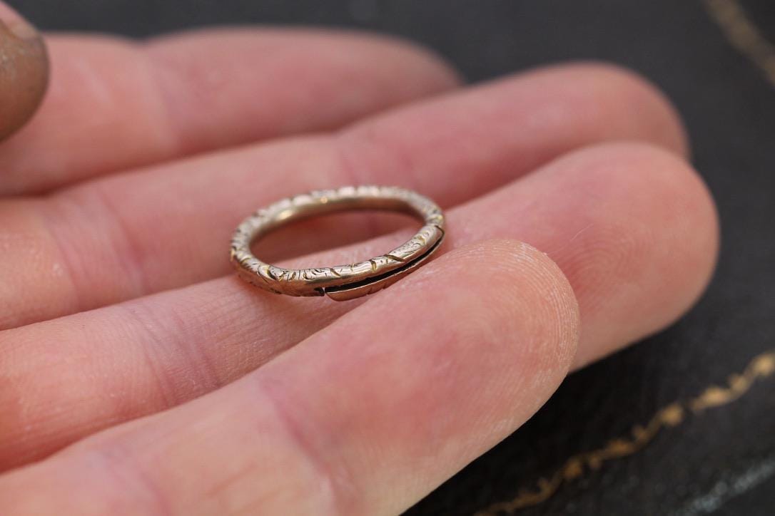 Antique 9ct Yellow Gold Chased Split Ring, 17mm