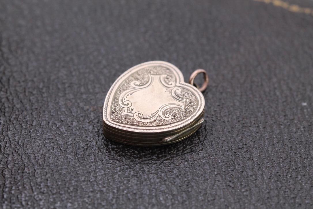 Antique 9ct Gold Ivy Chased Heart Locket