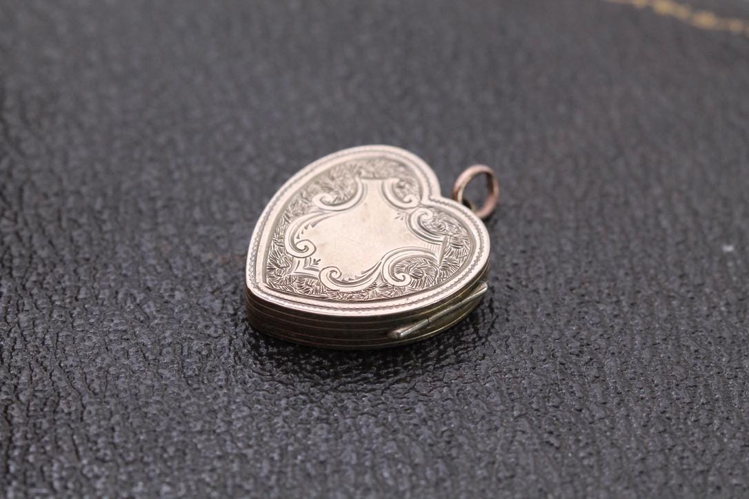 Antique 9ct Gold Ivy Chased Heart Locket