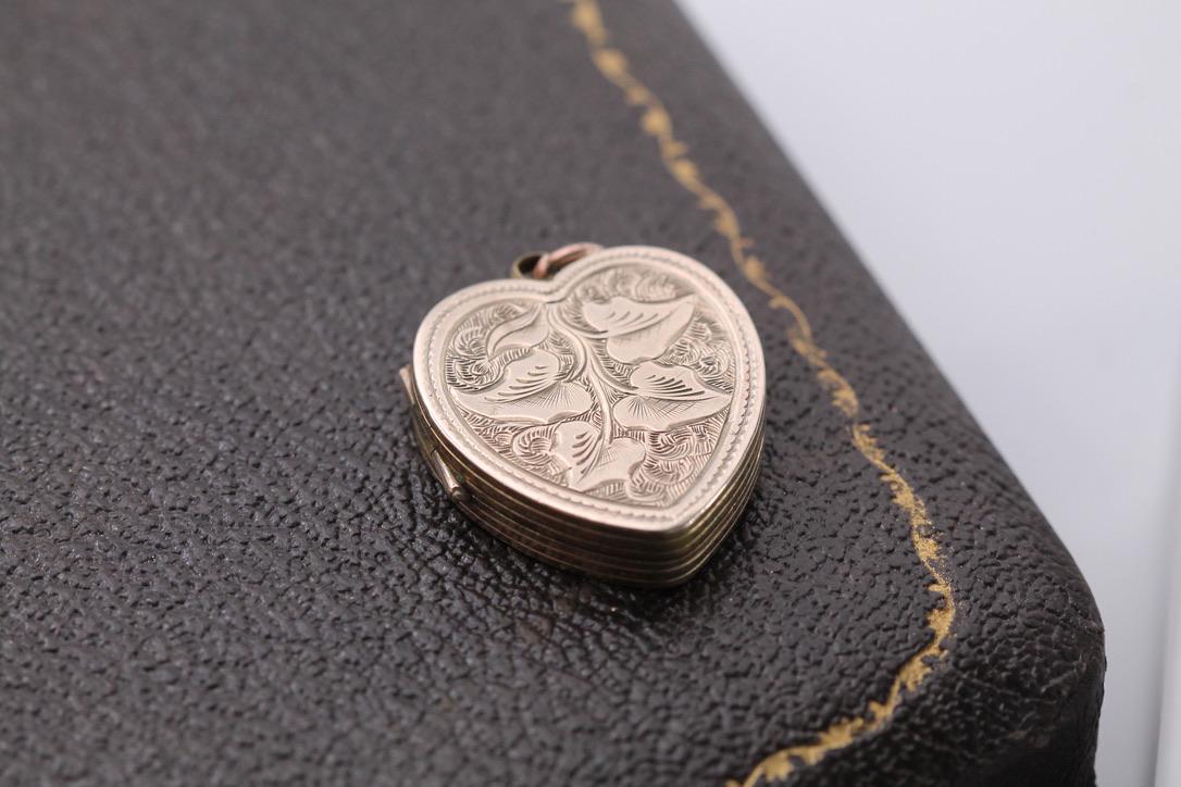 Antique 9ct Gold Ivy Chased Heart Locket