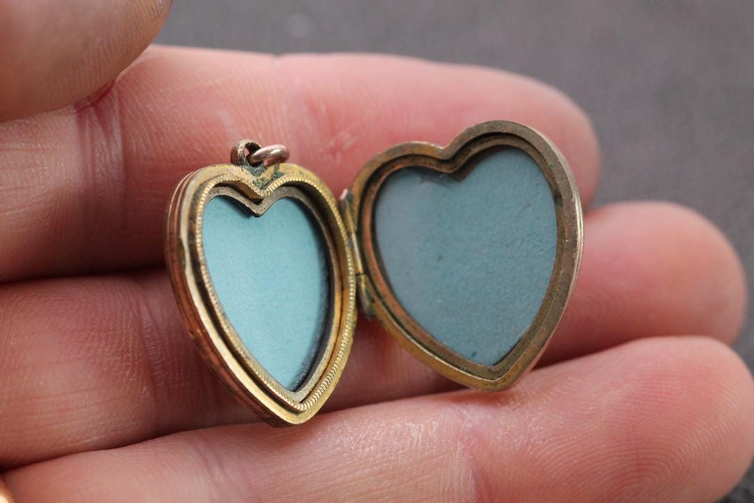 Antique 9ct Gold Ivy Chased Heart Locket