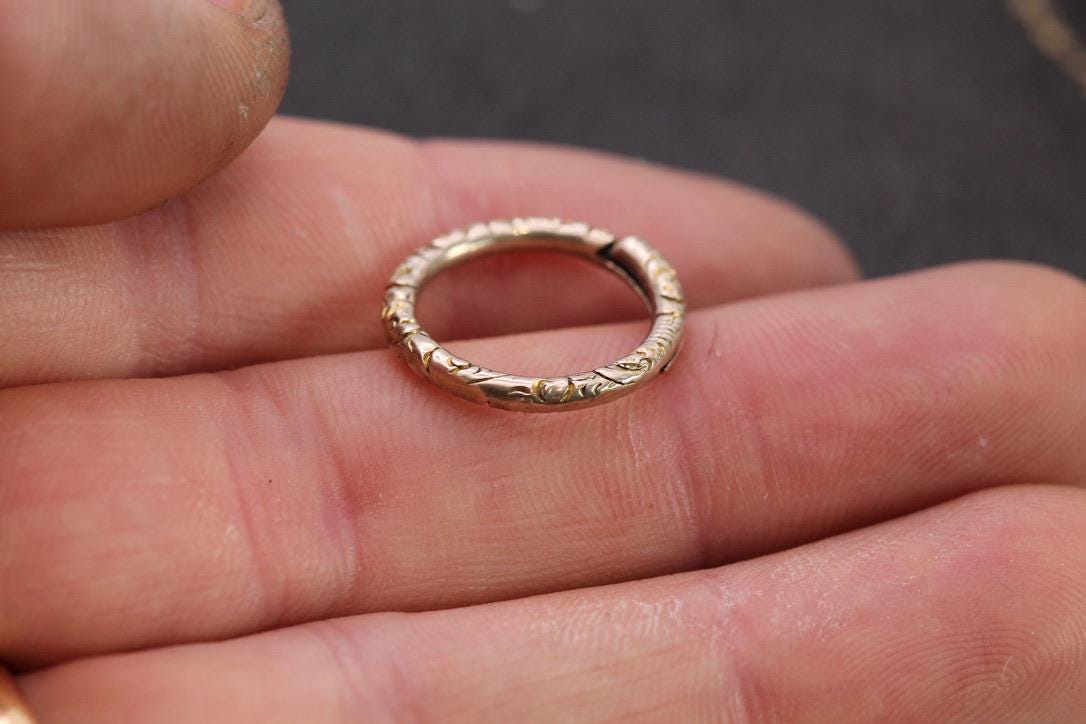 Antique 9ct Yellow Gold Chased Split Ring, 17mm