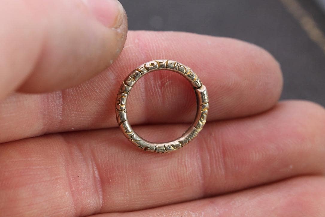 Antique 9ct Yellow Gold Chased Split Ring, 17mm