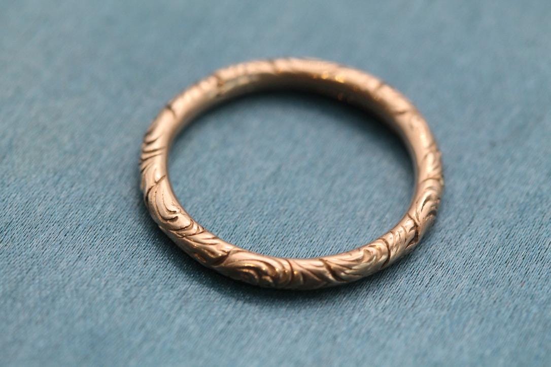 Antique 9ct Gold Chased Split Ring