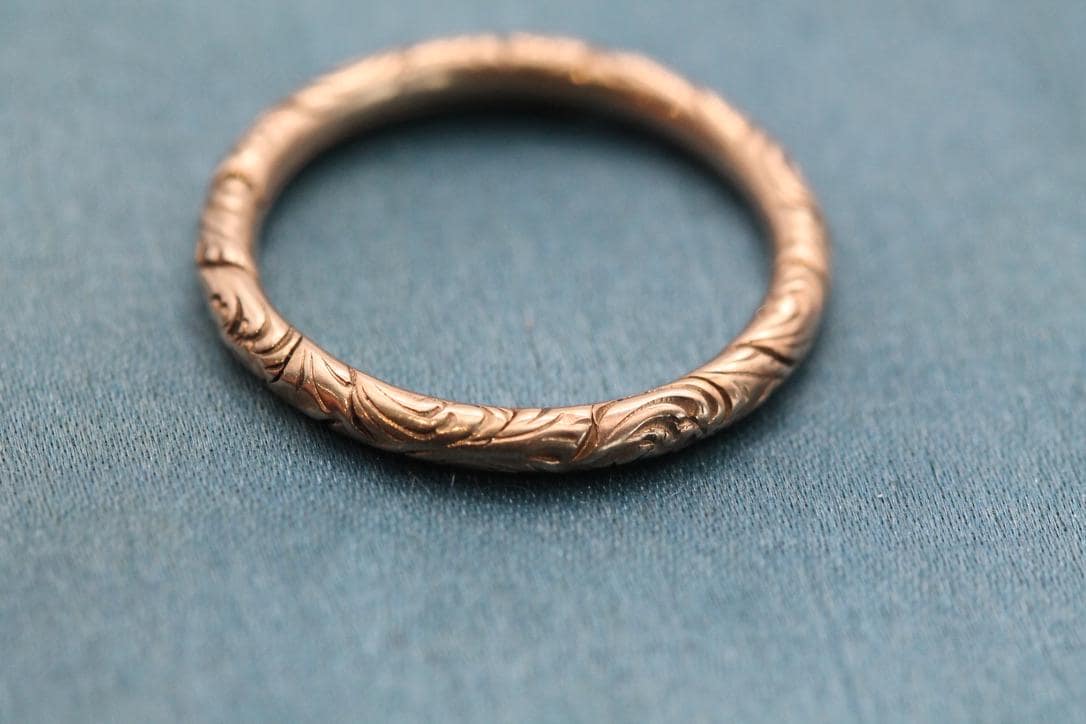 Antique-9ct-Gold-Chased-Split-Ring