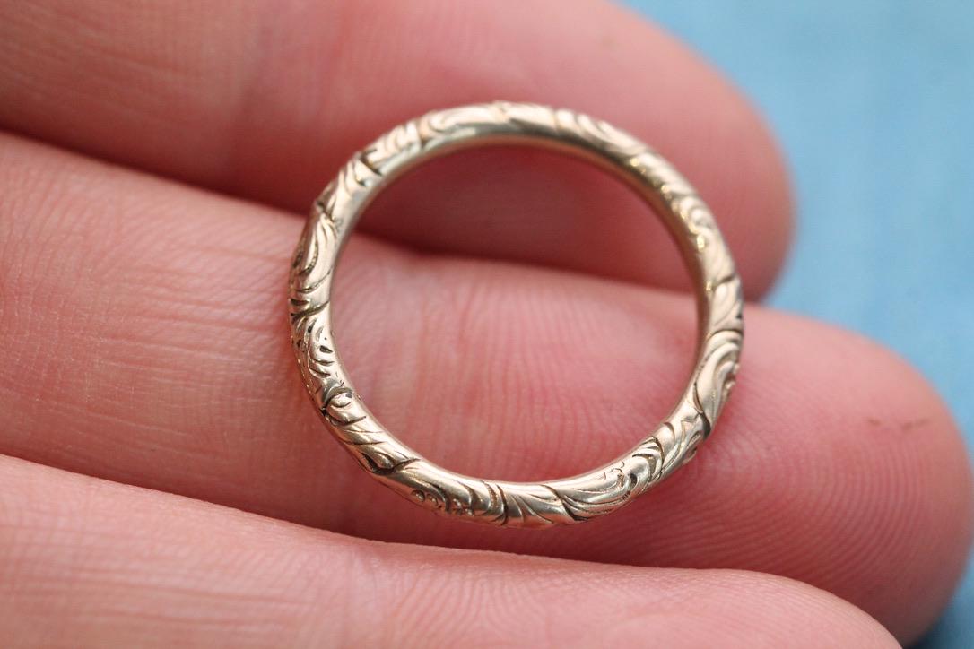 Antique 9ct Gold Chased Split Ring