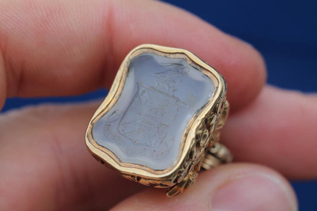Antique-15ct-Gold-Intaglio-Chalcedony-Crest-“Esse-Quam-Videri”-Pendant,-c.1860