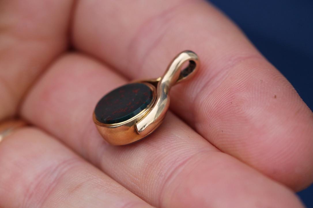 Antique 18ct Gold Sardonyx Bloodstone Spinner Pendant