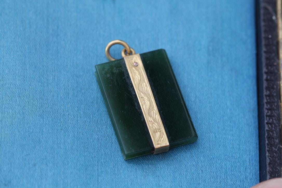 Antique-9ct-Gold-New-Zealand-Nephrite-Book-Pendant