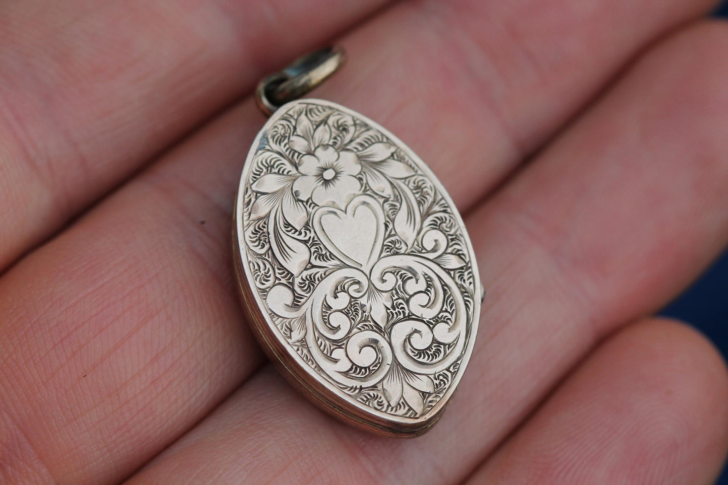 Antique 9ct Gold Bloodstone Chased Forget Me Not Locket