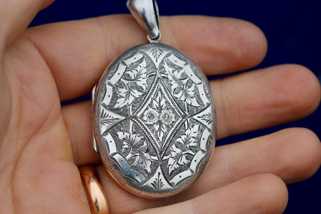 Antique-Sterling-Silver-Chased-Forget-Me-Not-Locket