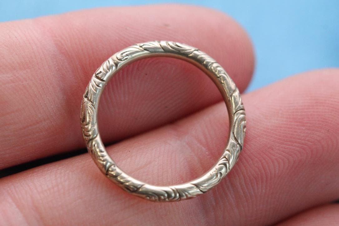 Antique 9ct Gold Chased Split Ring