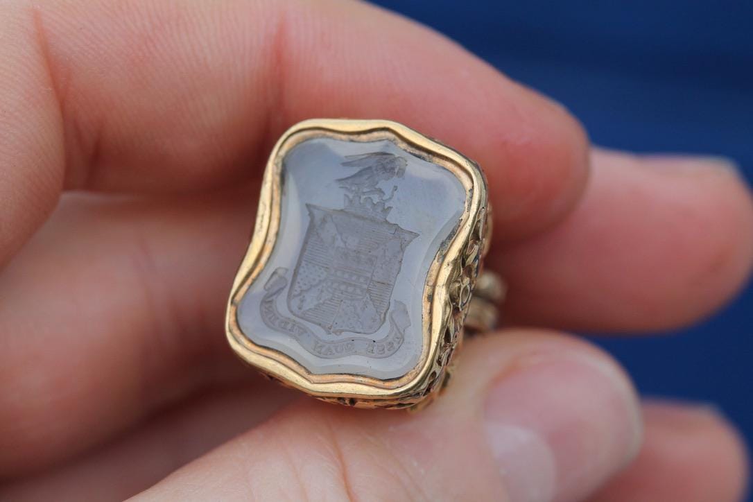 Antique 15ct Gold Intaglio Chalcedony Crest “Esse Quam Videri” Pendant, c.1860
