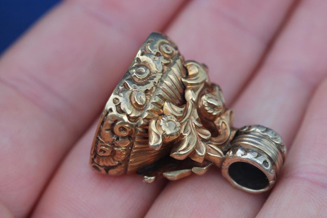 Antique 15ct Gold Intaglio Chalcedony Crest “Esse Quam Videri” Pendant, c.1860