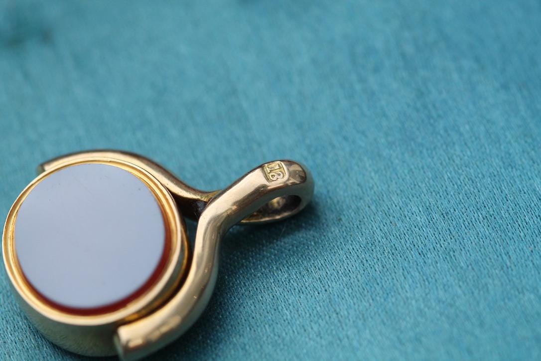 Antique-18ct-Gold-Sardonyx-Bloodstone-Spinner-Pendant