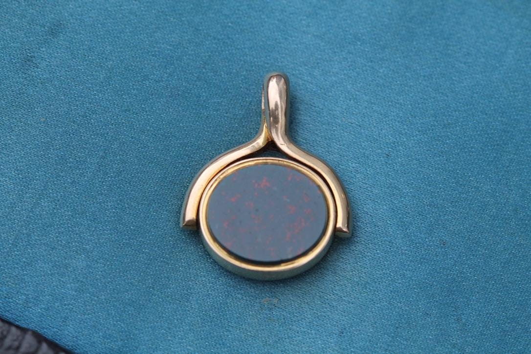 Antique 18ct Gold Sardonyx Bloodstone Spinner Pendant