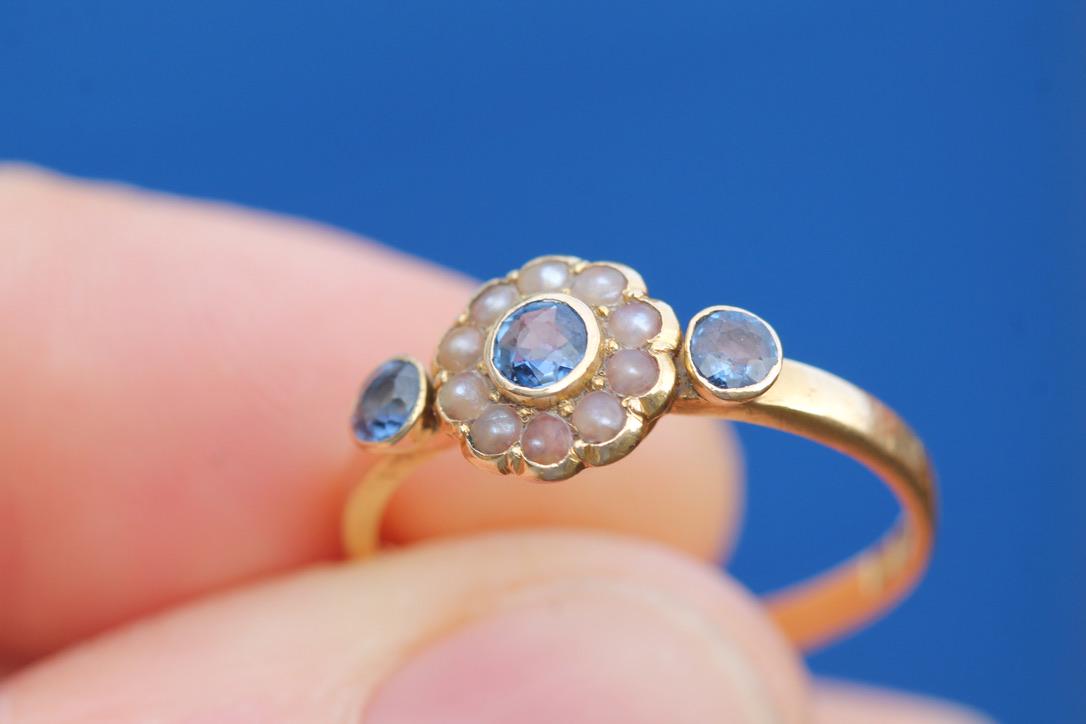 Antique-18ct-Gold-Sapphire-&-Pearl-Cluster-Gypsy-Ring,-1897