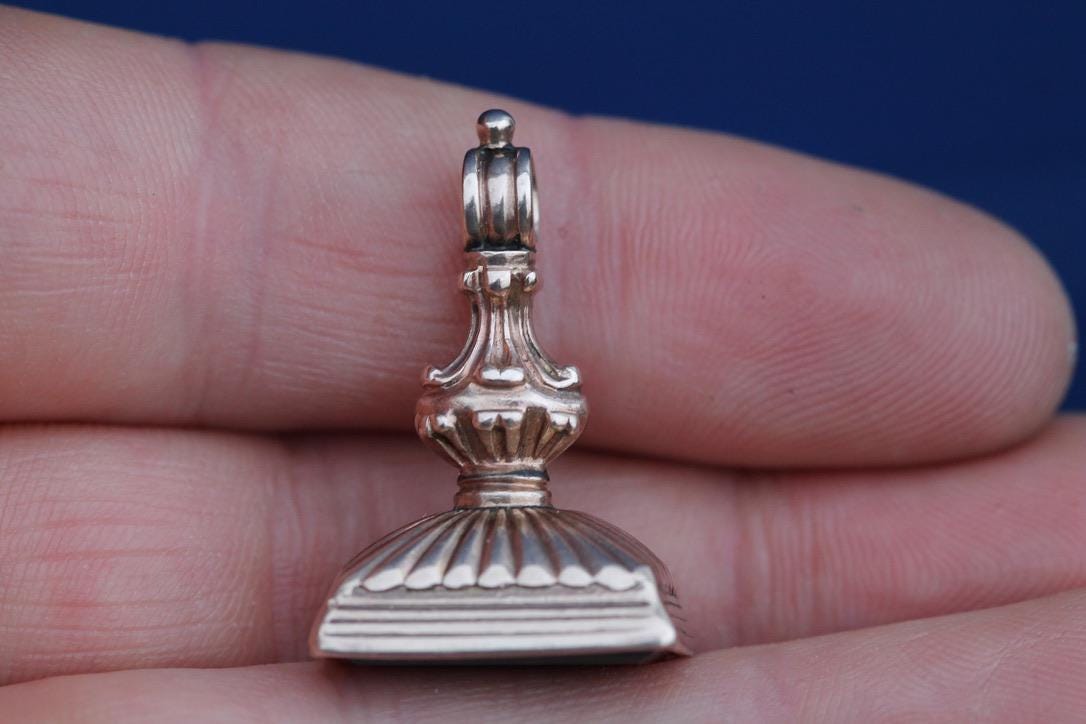 Antique 9ct Gold Pincher Dog Intaglio Crest Pendant, c.1860