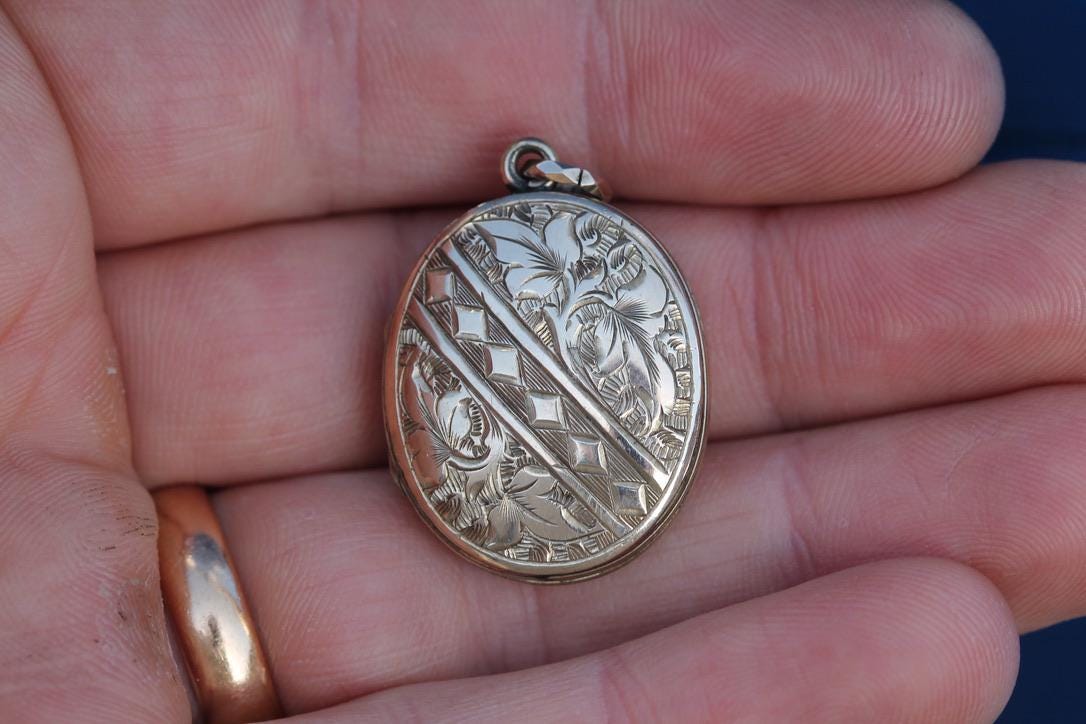 Antique 9ct Gold Chased Ivy Locket