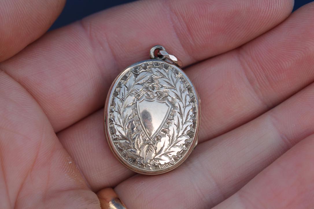 Antique 9ct Gold Chased Ivy Locket