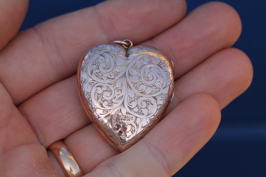 Antique-9ct-Gold-Large-Heart-Locket
