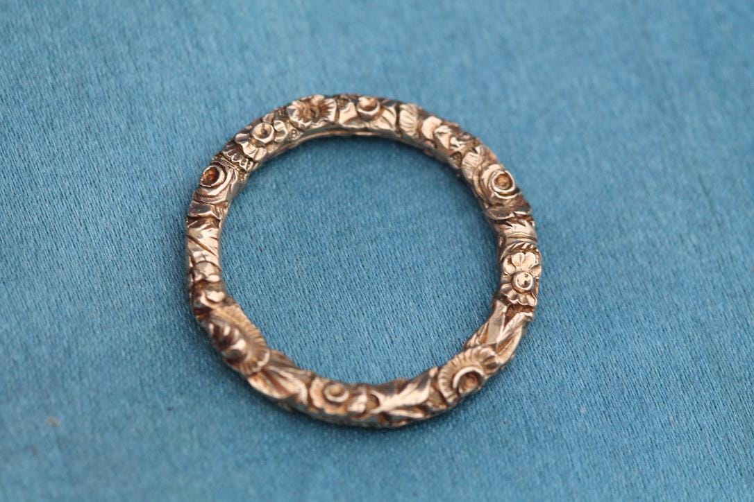 Antique Georgian 15ct Gold Finely Chased Split Ring, c.1830