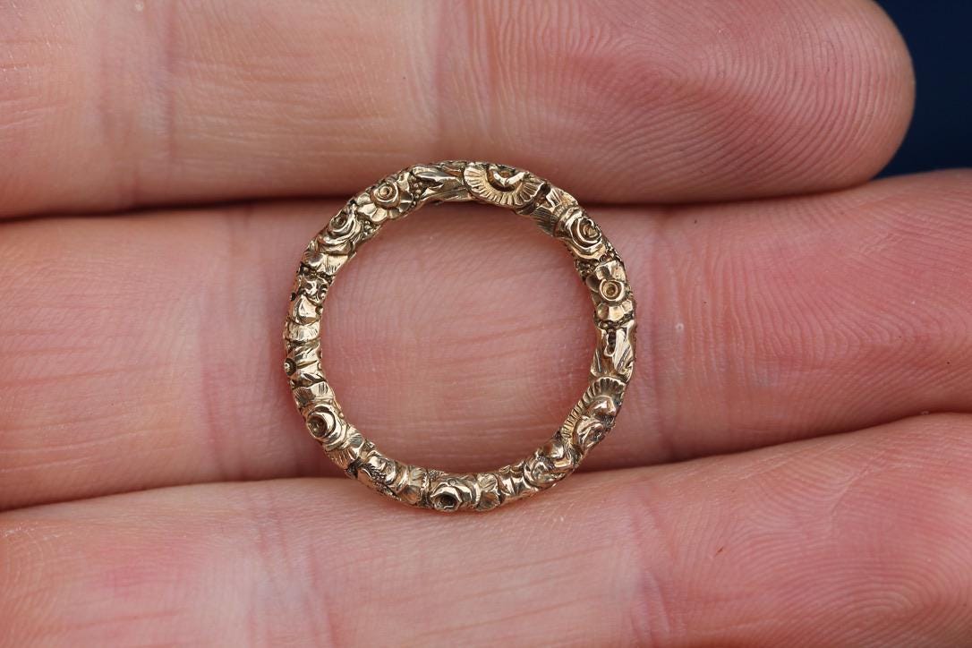 Antique-Georgian-15ct-Gold-Finely-Chased-Split-Ring,-c.1830
