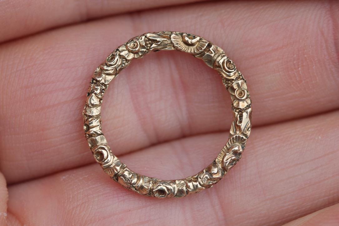 Antique Georgian 15ct Gold Finely Chased Split Ring, c.1830