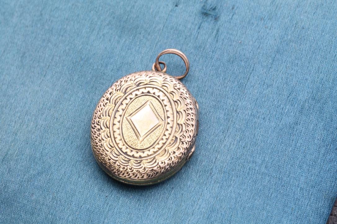 Antique 9ct Gold Victorian Shamrock Locket | c.1890