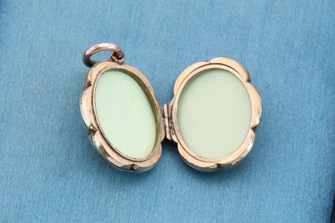 Antique 9ct Gold Decorative Ivy Chased Locket, c.1860