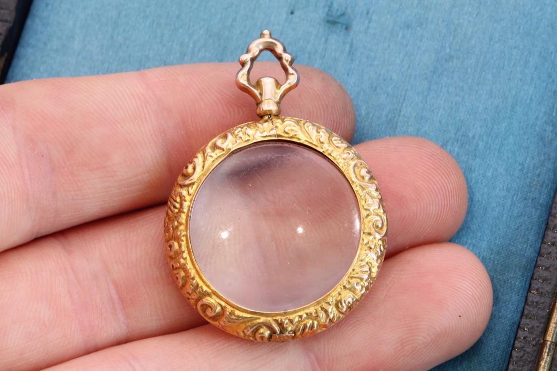 Antique 9ct Yellow Gold Embossed Locket