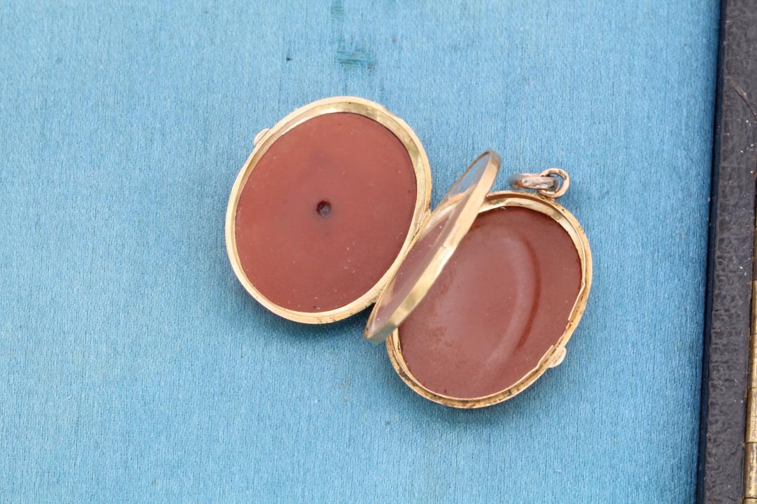 Antique 15ct Gold Sardonyx Shield Locket
