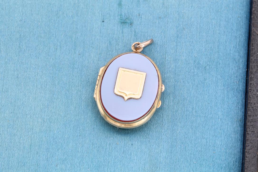 Antique 15ct Gold Sardonyx Shield Locket