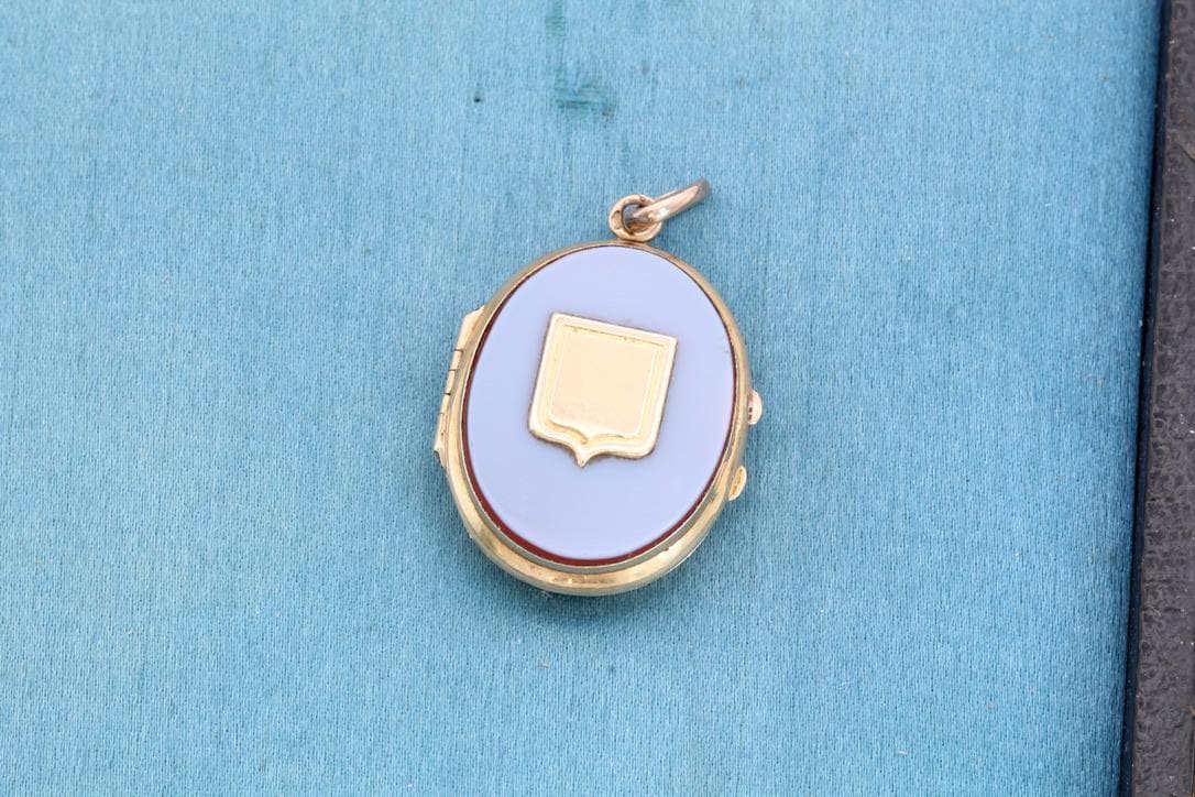 Antique 15ct Gold Sardonyx Shield Locket
