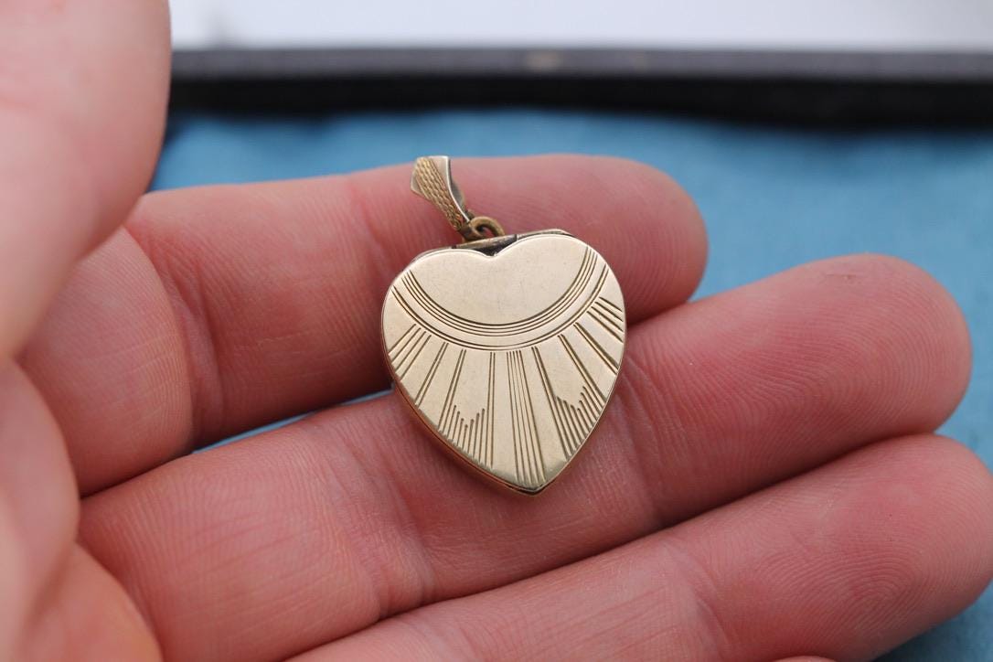 Antique Art Deco 9ct Gold Sunburst Heart Locket