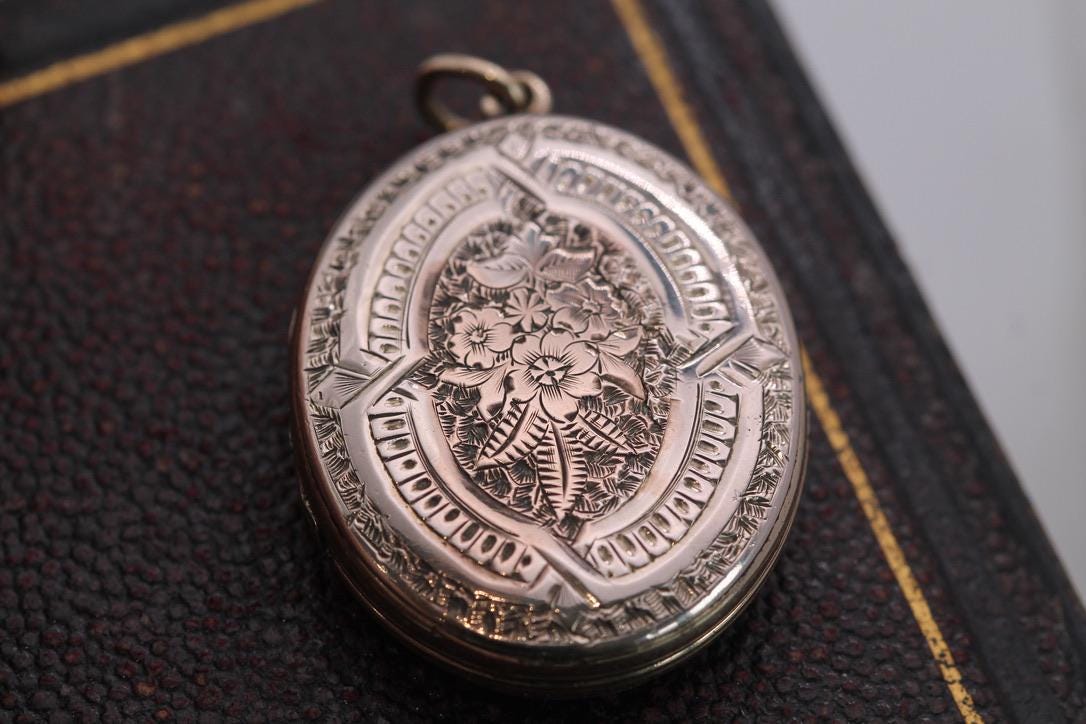 Antique 9ct Gold Chased Forget Me Not Locket