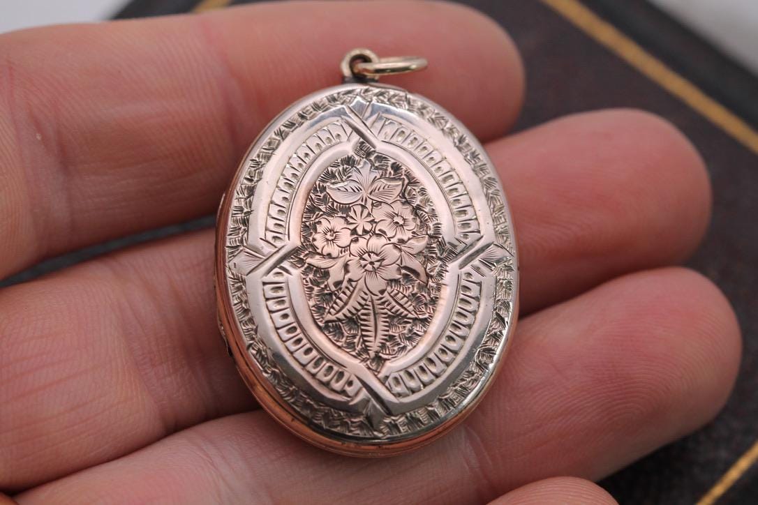 Antique 9ct Gold Chased Forget Me Not Locket