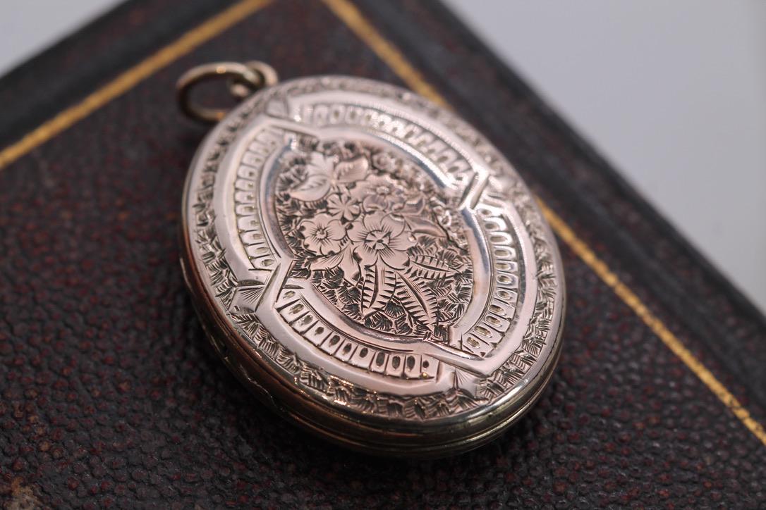 Antique 9ct Gold Chased Forget Me Not Locket