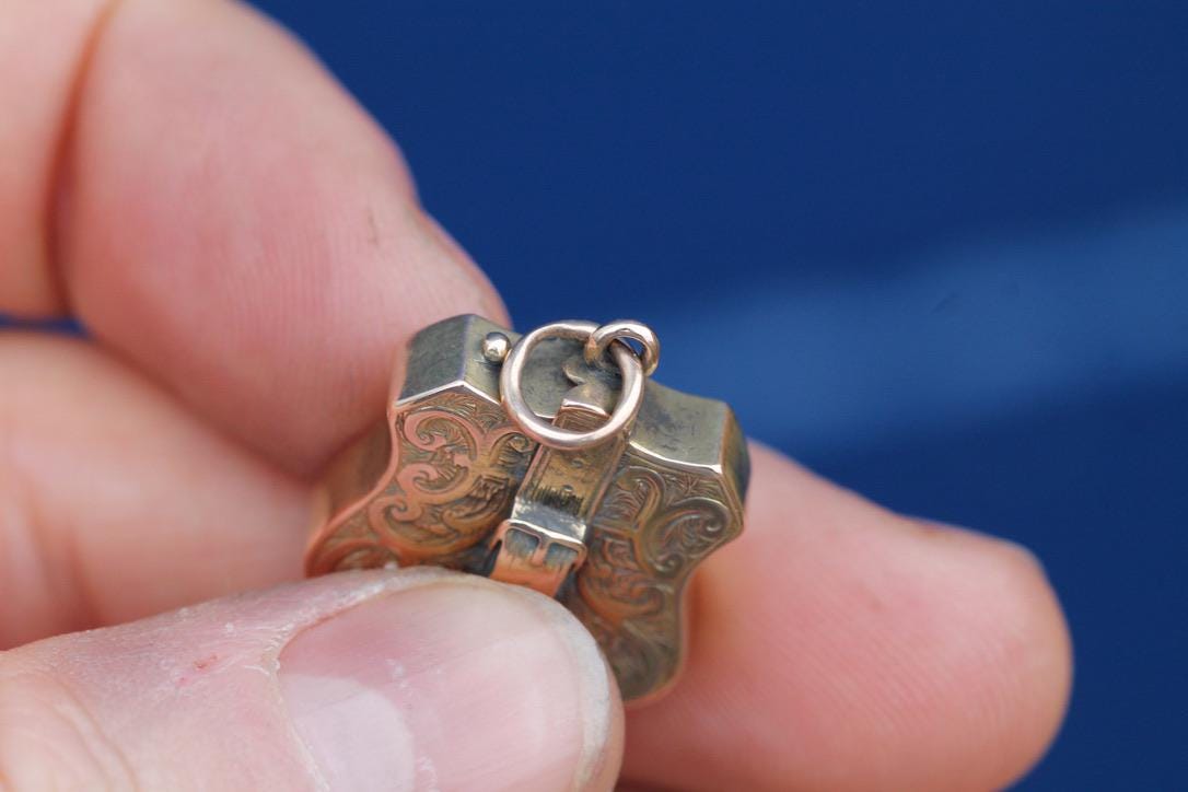 Antique-9ct-Gold-Chased-Shield-Locket,-1844
