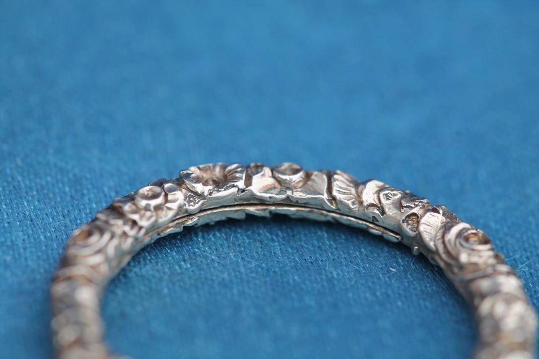 Antique Georgian 15ct Gold Finely Chased Split Ring, c.1830