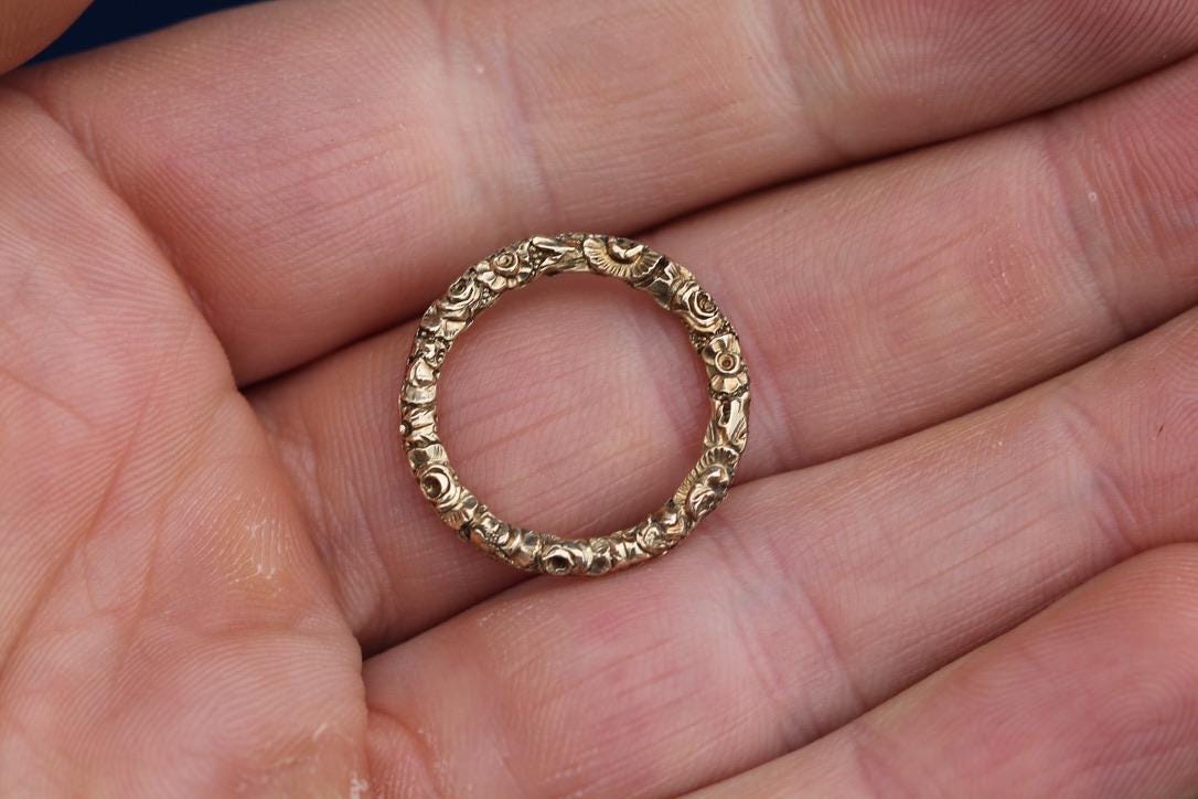 Antique Georgian 15ct Gold Finely Chased Split Ring, c.1830