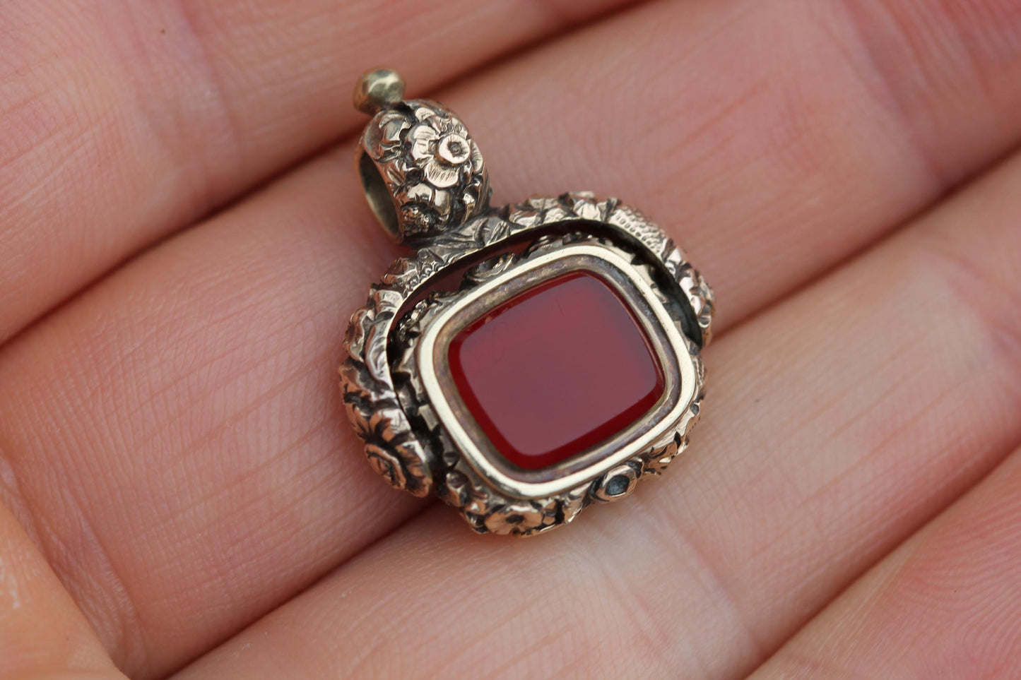 Antique Georgian 15ct Gold Chased Spinner Pendant