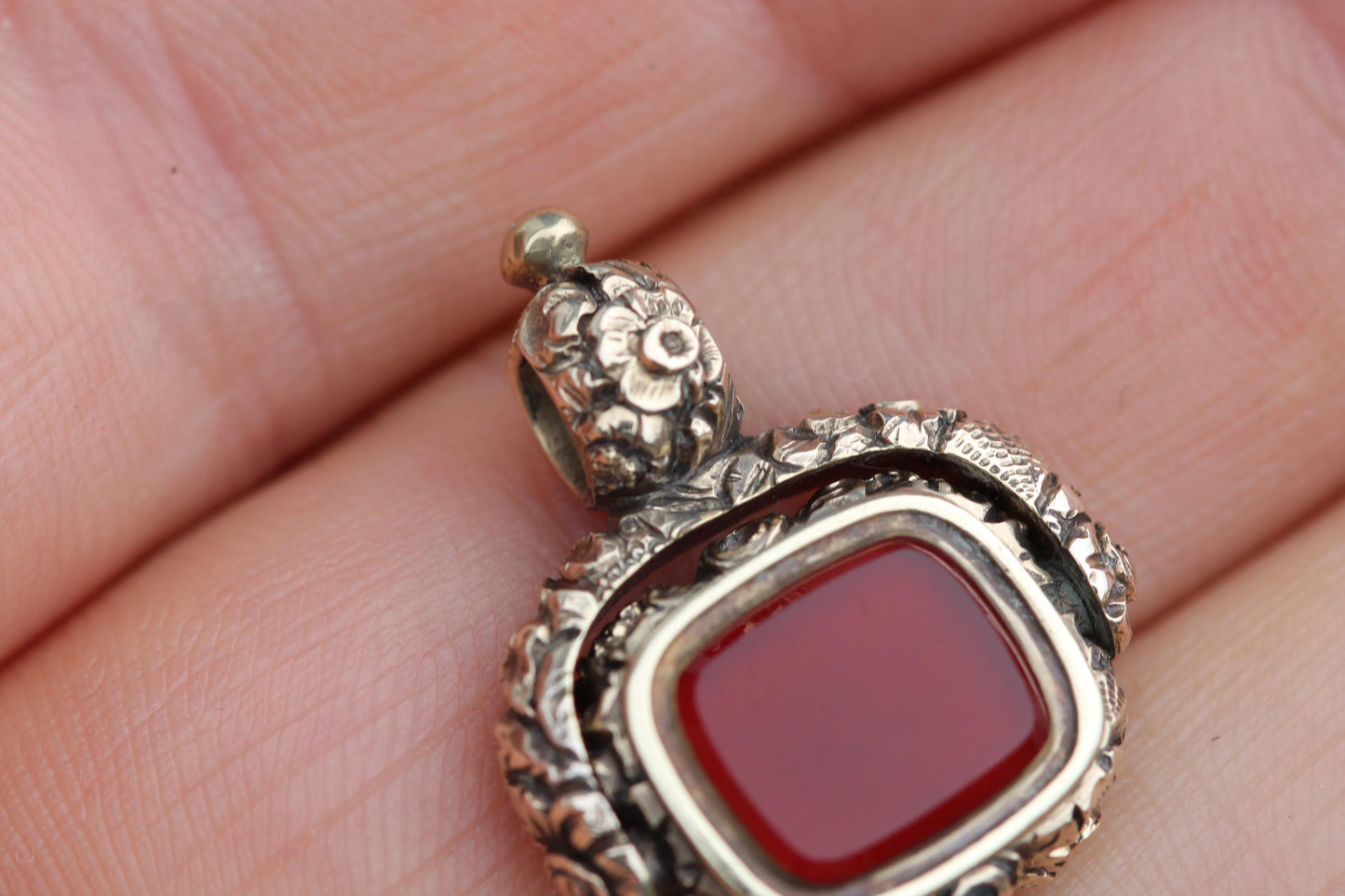 Antique Georgian 15ct Gold Chased Spinner Pendant