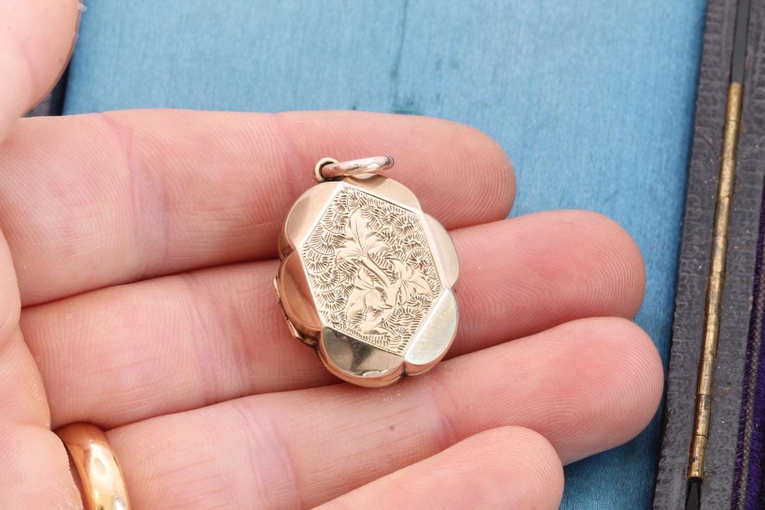 Antique 9ct Gold Decorative Ivy Chased Locket, c.1860