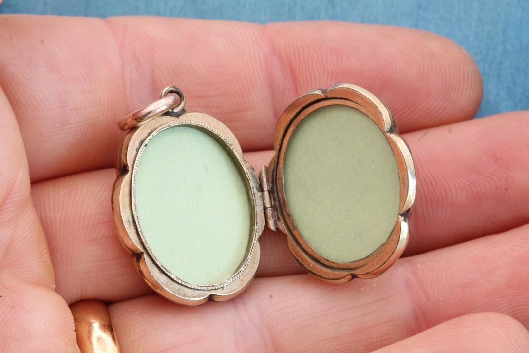 Antique 9ct Gold Decorative Ivy Chased Locket, c.1860